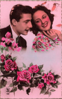 COUPLE - Un Couple Heureux Entouré De Roses - Colorisé - Carte Postale Ancienne - Couples