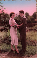 COUPLE - Un Couple Dans Le Jardin - Colorisé - Carte Postale Ancienne - Paare