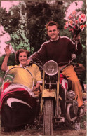 COUPLE - Promenade En Moto - Colorisé - Carte Postale Ancienne - Paare