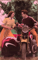 COUPLE - Promenade En Moto - Colorisé - Carte Postale Ancienne - Couples