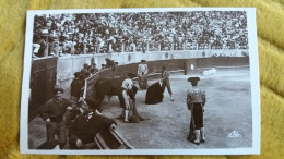 CPA COURSE DE TAUREAUX COUP DE GRACE AU TAUREAU DEBOUT  1930 ED C A P 8 TAUREAU TORO TORERO TOREADOR ? - Taureaux