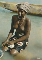 AFRIQUE EN COULEURS. - Jour De Lessive. Femme Aux Seins Nus. - 2 Magnifiques Timbres  REPUBLIQUE POPULAIRE DU BENIN - Benin