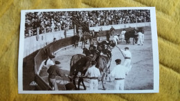 CPA COURSE DE TAUREAUX L ENLEVEMENT DES VICTIMES  1930 ED C A P 10 TAUREAU TORO TORERO TOREADOR ? CHEVAL CHEVAUX - Stiere