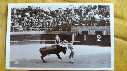 CPA COURSE DE TAUREAUX POSE D UNE PAIRE DE BANDERILLES 1930 ED C A P 16  TORERO TOREADOR ? TAUREAU - Stiere