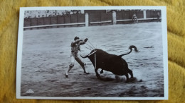 CPA COURSE DE TAUREAUX POSE DE BANDERILLES AU CUARTO 1930 ED C A P 17  TORERO TOREADOR ? TAUREAU - Stiere