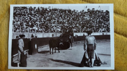 CPA COURSE DE TAUREAUX MATADOR PLACANT LE TAUREAU POUR LUI PORTER LE COUP D EPEE 1930 ED C A P 18  TORERO  ? TAUREAU - Stiere