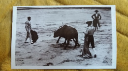 CPA COURSE DE TAUREAUX LE TAUREAU S EFFONDRE APRES LE COUP D EPEE 1930 ED C A P 20  TORERO  ? TAUREAU - Taureaux