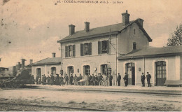 Doué La Fontaine * La Gare * Arrivée Train Locomotive Machine * Ligne Chemin De Fer Maine Et Loire - Doue La Fontaine