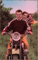 COUPLE - Promenade En Moto - Colorisé - Carte Postale Ancienne - Paare