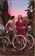 COUPLE - Promenade En Vélos Au Bord De La Rivière - Colorisé - Carte Postale Ancienne - Paare