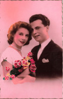 COUPLE - Un Couple Tenant Un Bouquet De Roses - Colorisé - Carte Postale Ancienne - Paare