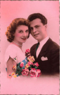 COUPLE - Un Couple Tenant Un Bouquet De Roses - Colorisé - Carte Postale Ancienne - Paare