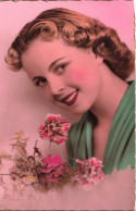 FANTAISIES - Une Femme Souriante Tenant Un Bouquet De Fleurs - Colorisé - Carte Postale Ancienne - Frauen