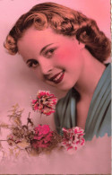 FANTAISIES - Une Femme Souriante Tenant Un Bouquet De Fleurs - Colorisé - Carte Postale Ancienne - Frauen