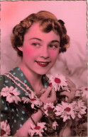 FANTAISIES - Une Femme Souriante Tenant Une Fleur - Colorisé - Carte Postale Ancienne - Frauen