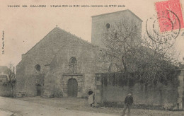 Nalliers * 1905 * Place Et église Du Village * Villageois - Autres & Non Classés