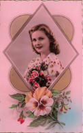 FANTAISIES - Une Femme Tenant Un Bouquet De Roses - Colorisé - Carte Postale Ancienne - Women