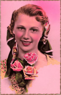 FANTAISIES - Une Femme Tenant Un Bouquet De Roses - Colorisé - Carte Postale Ancienne - Women