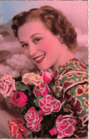 FANTAISIES - Une Femme Tenant Un Bouquet De Fleurs - Colorisé - Carte Postale Ancienne - Frauen