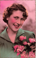 FANTAISIES - Une Femme Tenant Des Fleurs - Colorisé - Carte Postale Ancienne - Frauen