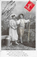 CARTES  FANTAISIE ANNEE 1908 -  COUPLE  :  FEMME AU POT DE LAIT -  CIRCULEE - COLLECTION JULIETTE -VARENNES S/LOIRE - Collections & Lots
