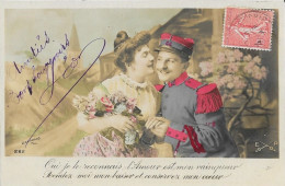 CARTES  FANTAISIE ANNEE 1908 -  COUPLE   AVEC  MILITAIRE - 1907  -  CIRCULEE - COLLECTION JULIETTE - VARENNES SUR LOIRE - Verzamelingen & Kavels