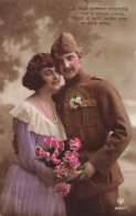 COUPLE - La Fille Avec Son Soldat Tenant Un Bouquet De Fleurs - Colorisé - Carte Postale Ancienne - Paare