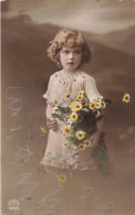 ENFANTS - Une Petite Fille Tenant Des Tournesols - Colorisé - Carte Postale Ancienne - Portraits