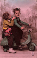 ENFANTS - Deux Sœurs Sur Une Petite Moto - Colorisé - Carte Postale Ancienne - Gruppen Von Kindern Und Familien