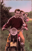 COUPLE - Promenade En Moto - Colorisé - Carte Postale Ancienne - Paare