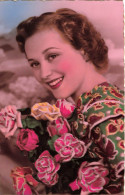 FANTAISIES - Une Femme Souriante Tenant Un Bouquet De Fleurs - Colorisé - Carte Postale Ancienne - Women