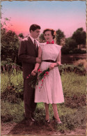 COUPLE - Un Couple Dans Le Jardin - Colorisé - Carte Postale Ancienne - Paare