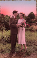 COUPLE - Un Couple Dans Le Jardin - Colorisé - Carte Postale Ancienne - Couples