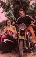 COUPLE - Promenade En Moto - Colorisé - Carte Postale Ancienne - Couples
