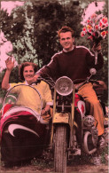 COUPLE - Promenade En Moto - Colorisé - Carte Postale Ancienne - Couples