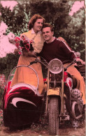 COUPLE - Promenade En Moto - Colorisé - Carte Postale Ancienne - Couples