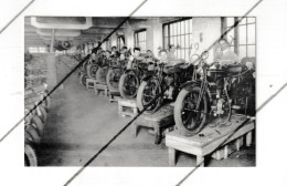 REPRODUCTION - Photo De L'atelier De Montage Chez "Saroléa" à HERSTALL - Moto - Format : 9 X 14 Cm ( B363) - Automobili