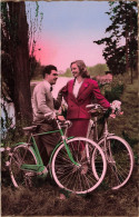 COUPLE - Promenade En Vélo Aux Bords De La Rivière - Colorisé - Carte Postale Ancienne - Couples