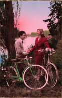 COUPLE - Promenade En Vélo Aux Bords De La Rivière - Colorisé - Carte Postale Ancienne - Couples