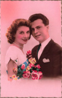 COUPLE - Un Couple Tenant Un Bouquet De Fleurs - Colorisé - Carte Postale Ancienne - Paare