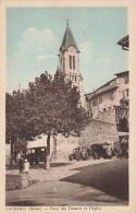 Courzieu * La Place Des Platanes Et L'église Du Village * Automobile Voiture Ancienne - Andere & Zonder Classificatie