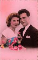 COUPLE - Un Couple Tenant Un Bouquet De Fleurs - Colorisé - Carte Postale Ancienne - Couples