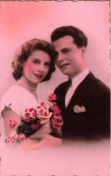 COUPLE - Un Couple Tenant Un Bouquet De Fleurs - Colorisé - Carte Postale Ancienne - Couples