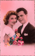 COUPLE - Un Couple Tenant Un Bouquet De Fleurs - Colorisé - Carte Postale Ancienne - Paare