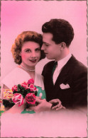 COUPLE - Un Couple Tenant Un Bouquet De Fleurs - Colorisé - Carte Postale Ancienne - Koppels