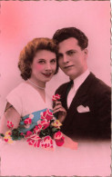 COUPLE - Un Couple Tenant Un Bouquet De Fleurs - Colorisé - Carte Postale Ancienne - Couples