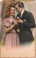 COUPLE - Un Couple Se Regardant Dans Les Yeux Dans Les Bois - Colorisé - Carte Postale Ancienne - Couples