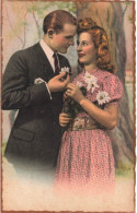 COUPLE - Un Couple Se Regardant Dans Les Yeux Dans Les Bois - Colorisé - Carte Postale Ancienne - Paare