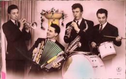 SPECTACLE - Des Musiciens Appréciant La Musique Qu'ils Jouent - Colorisé - Carte Postale Ancienne - Musik Und Musikanten