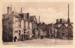 Langeais * La Place Gambetta Et La Rue Thiers * Café Restaurant * Villageois - Langeais